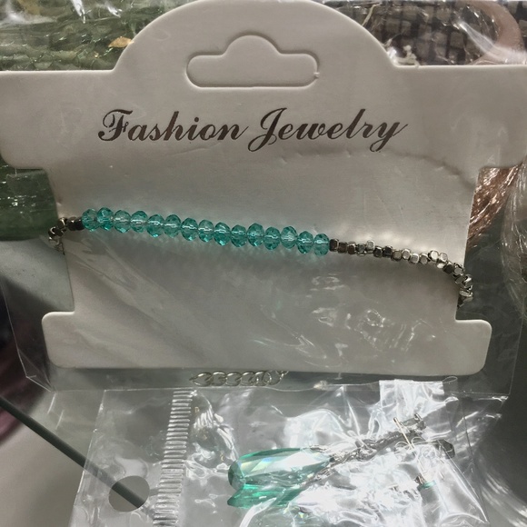 Faux Emerald Green Crystal Earrings & Bracelet Set - Picture 2 of 3